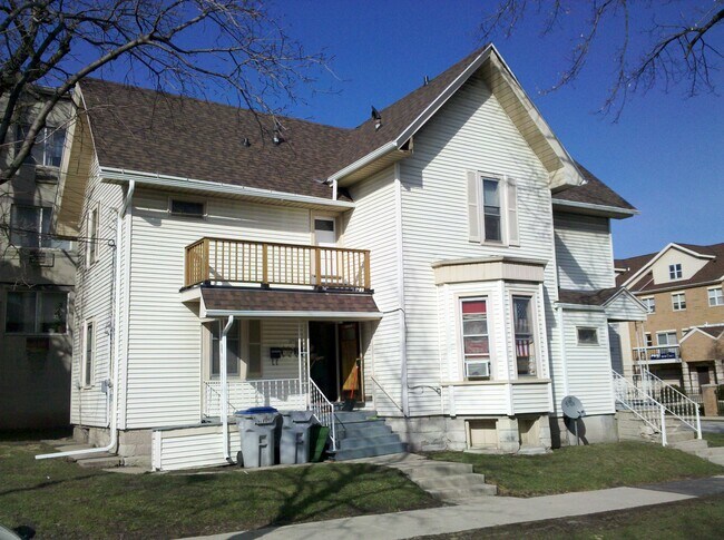 Building Photo - 1700 W Kilbourn Ave