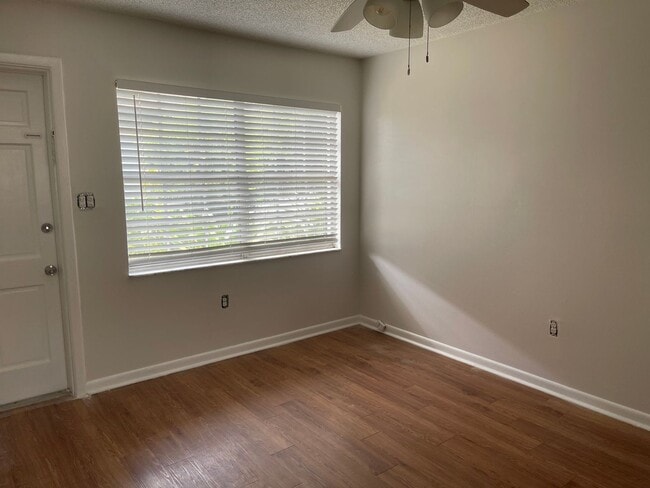Building Photo - 2 Bedroom, 1 Bath Unit in SoDo