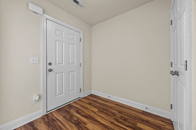 Foto del edificio - RECEIVE ONE MONTHS RENT FREE WITH THIS SPECIFIC UNIT!