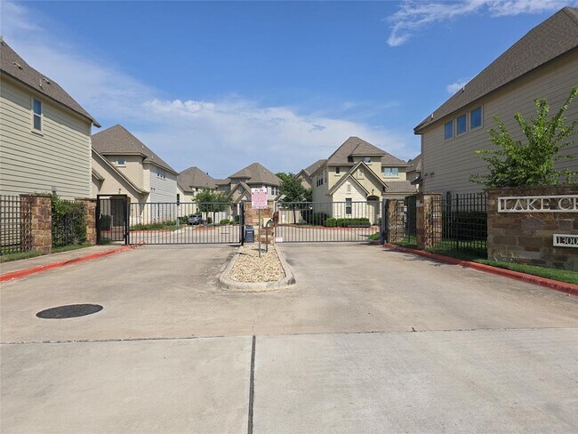 Foto del edificio - 13001 Hymeadow Dr