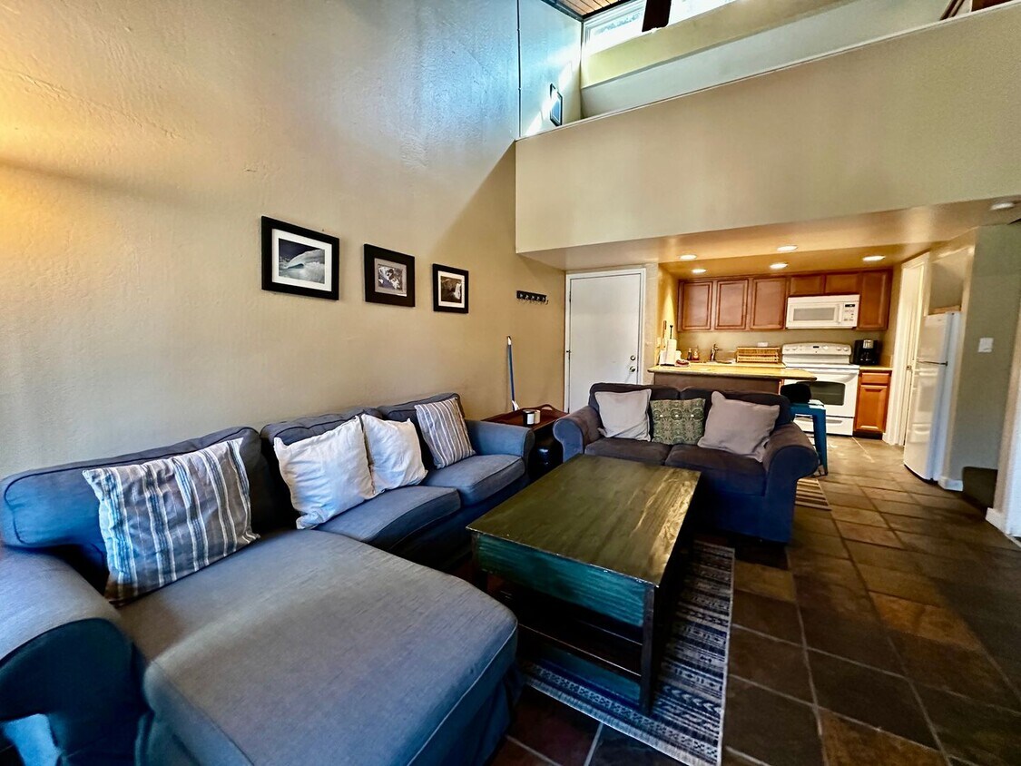 Primary Photo - Spacious 2 Bed + Bonus Bedroom, 2 Bath Apa...