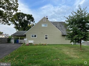 Building Photo - 16 Crabtree Dr