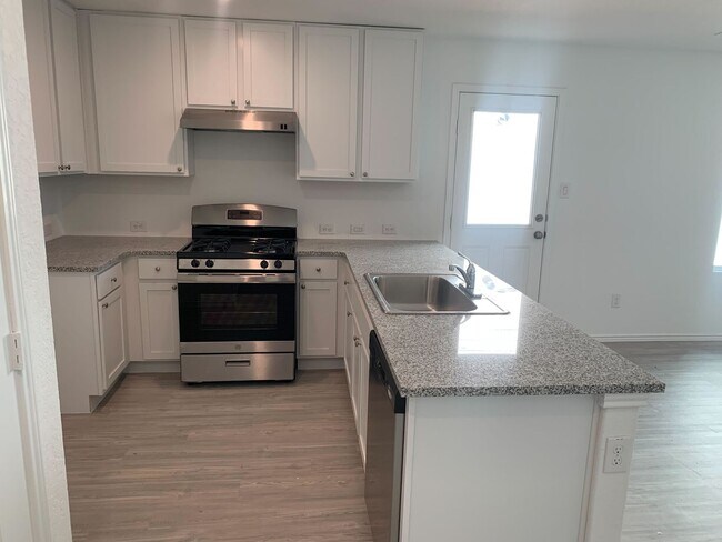 Foto del edificio - AMAZING 3 Bedroom 2 Bath Home!  MUST SEE!