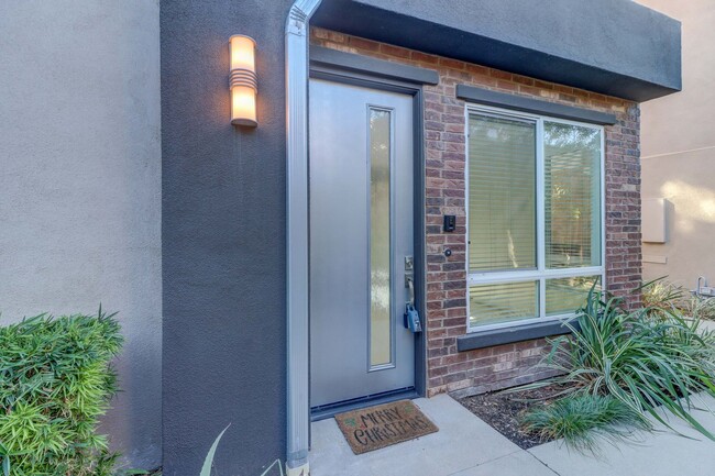 Building Photo - Contemporary Multi-Level Townhouse with Ro...