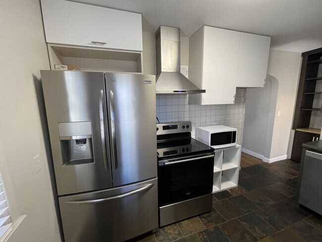 Foto del edificio - 3 bed 2 bath with detached garage! Cozy ho...