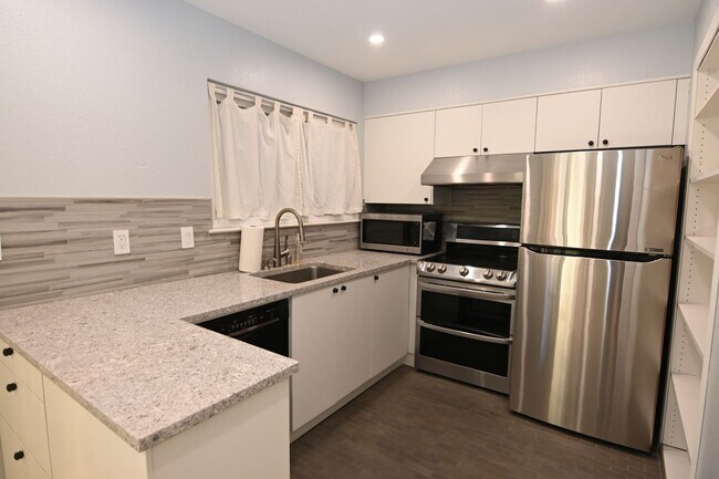 Foto del edificio - 2bd / 2.5 bath Townhome w/ Garage & AC, Ne...