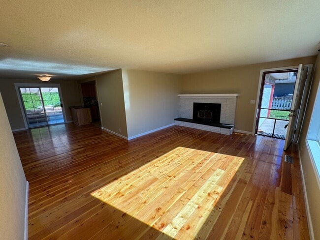 Building Photo - Burlington 3 Bedroom 1.5 Bathroom