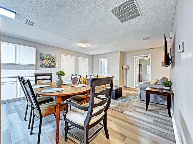 Foto del edificio - Lancaster Stunner with a Gorgeous Open Floor Plan and Elegant Finishes