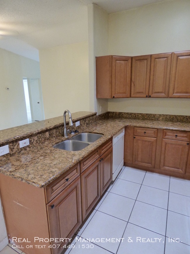 Building Photo - Nice 3 BR / 2 BA Home In Royal Manor Villas