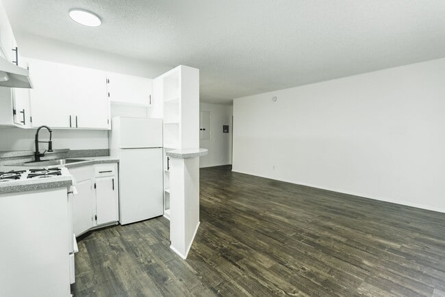 Interior Photo - 238 South Serrano Ave