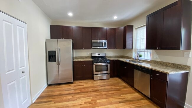 Foto del edificio - 2986 N Elston Ave