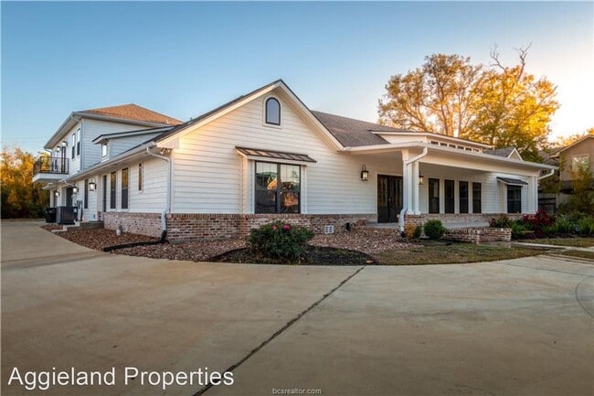 Building Photo - 4 br, 3 bath House - 806 Thomas - Main House