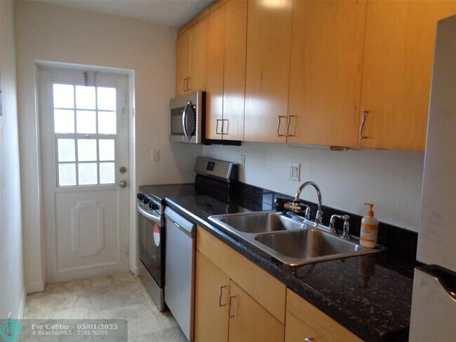 Foto del edificio - 736 NE 13th Ct