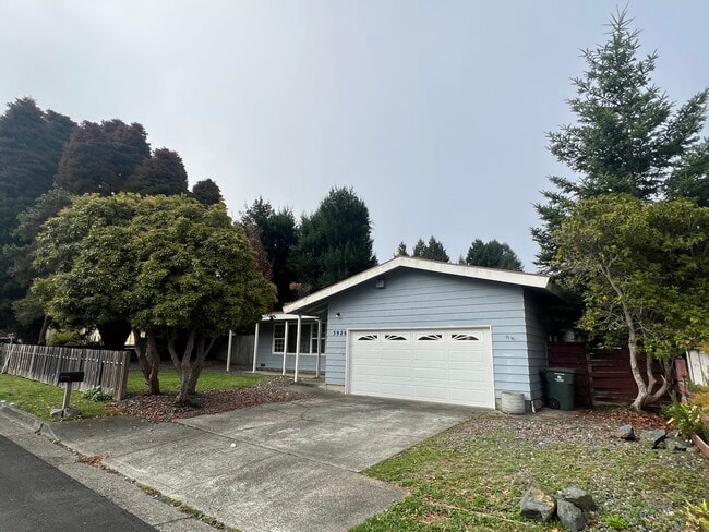 Building Photo - 5926 Walnut Dr