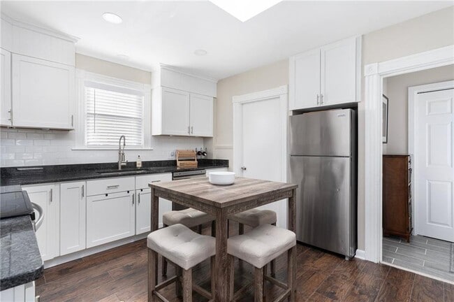 Building Photo - 845 Main St