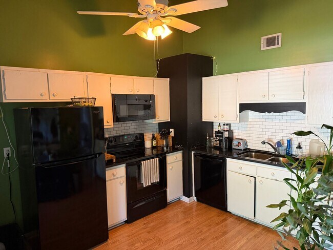 Foto del edificio - 1052 Oakcrest Dr