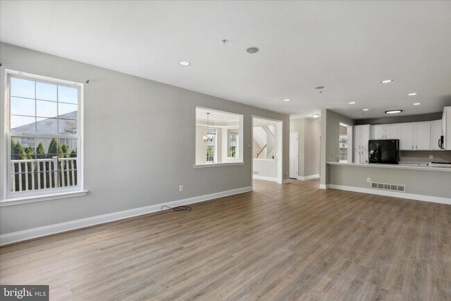 Foto del edificio - Spacious Townhome with 4 Bedrooms and 3.5 Baths!!