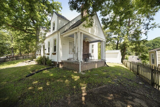 Building Photo - 1104 Summit Dr