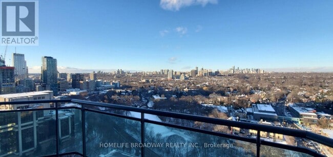 Photo du bâtiment - 300 Bloor St E