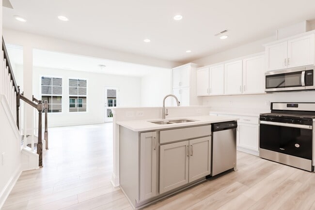 Building Photo - Available Early July - 3 Bed, 2.5 Ba in Convenient Location! Pet Friendly!