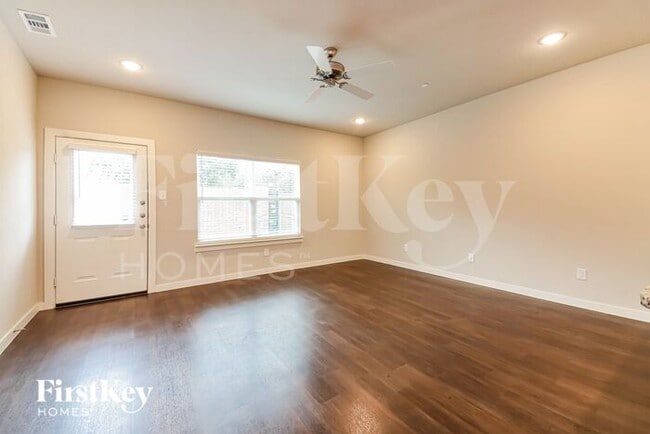 Building Photo - 621 Ava Trl