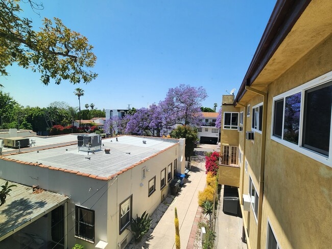 Building Photo - 1016 N Edinburgh Ave