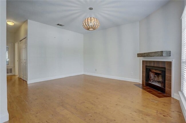 Building Photo - 1610 Waterston Ave