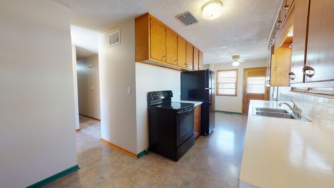 Foto del edificio - 3 Bedroom, 1 bathroom with Double Detached...