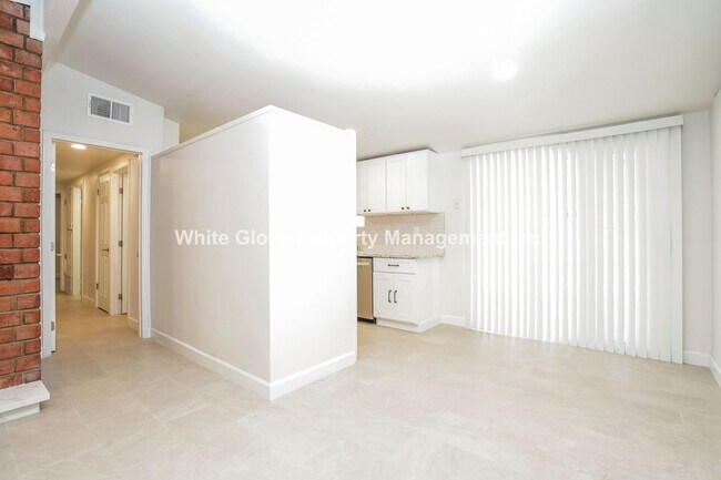 Foto del edificio - Spacious 4-Bed, 2-Bath Home with Large Bac...