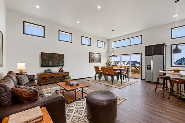 Foto del edificio - 4-bedroom, 3-bathroom Horace Single-Family Home w/ 3 Stall Garage