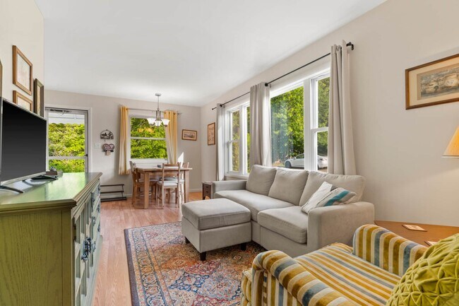 Foto del edificio - 7296 Hemlock Rd