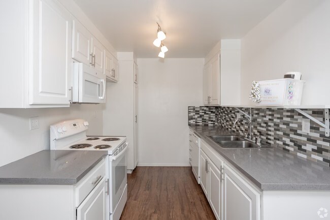 F and E plan / Dwn / 1x1 - Chateau De Ville