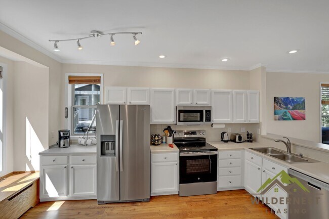 Foto del edificio - Winter Rental- HOT TUB, Quiet townhome with hot tub and two living areas