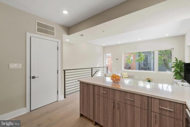 Building Photo - 812 18th St NE