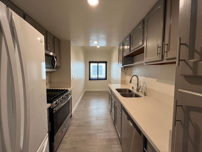 Foto del edificio - MOVE-IN READY, upgraded 3+3 w/bonus room!
