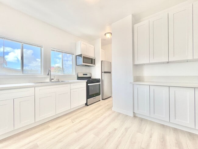Building Photo - 707 W 48th St