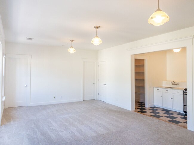 Building Photo - Charming 2BD/1BA Top Floor Apartment! Laun...