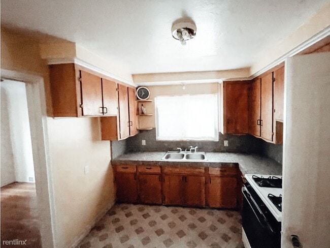 Building Photo - 3 br, 1.5 bath House - 16510 Vaughan St