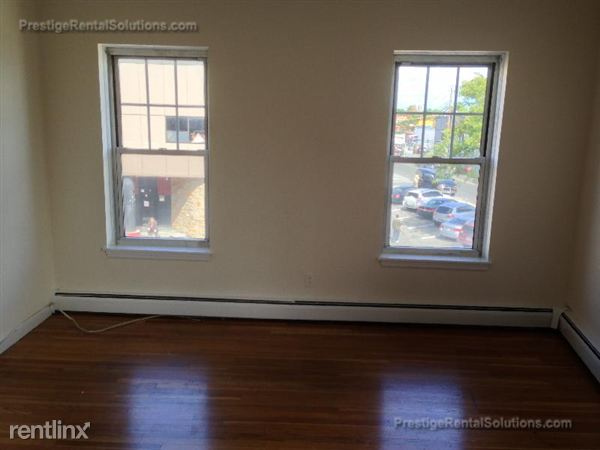 Building Photo - 180 N Beacon St