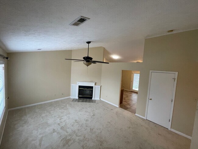 Foto del edificio - 3 Bedroom 2 Bath Single Family nestled in ...