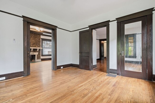 Building Photo - Beautiful 2BR/1BTH Craftsmen For Rent!