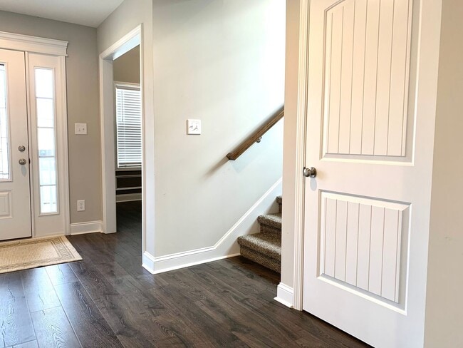 Building Photo - 712 Banister Dr