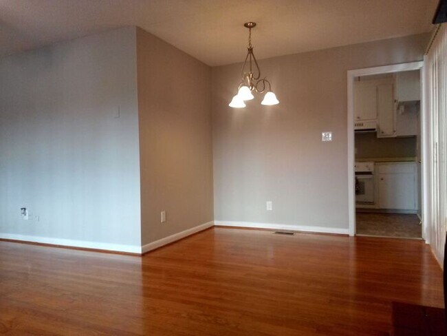 Building Photo - Lovely Brick home in Cary