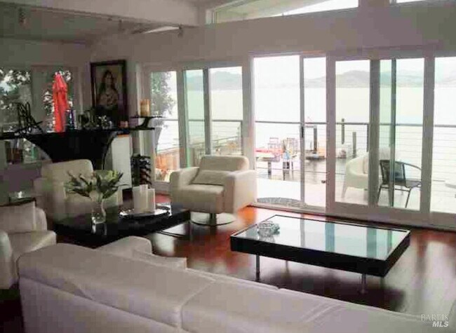 Foto del edificio - 5148 Paradise Dr