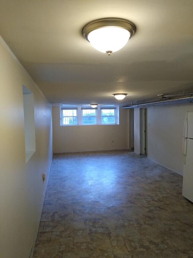Building Photo - 1137 S Mason Ave