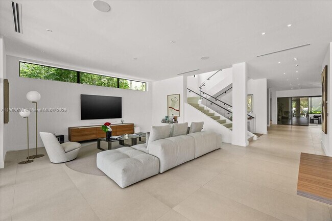 Foto del edificio - 715 NE 77th St
