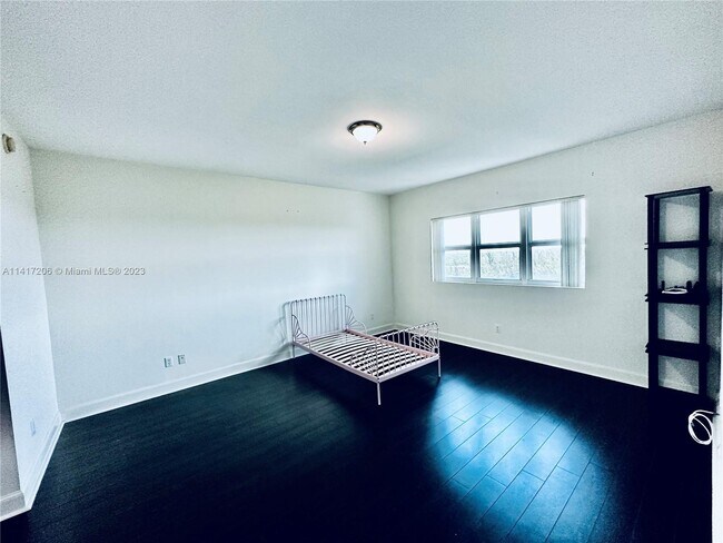 Foto del edificio - 14951 Royal Oaks Ln