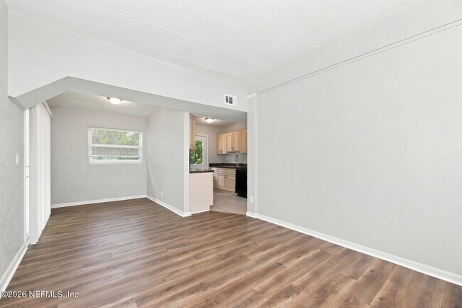 Foto del edificio - 6856 Camelot Rd