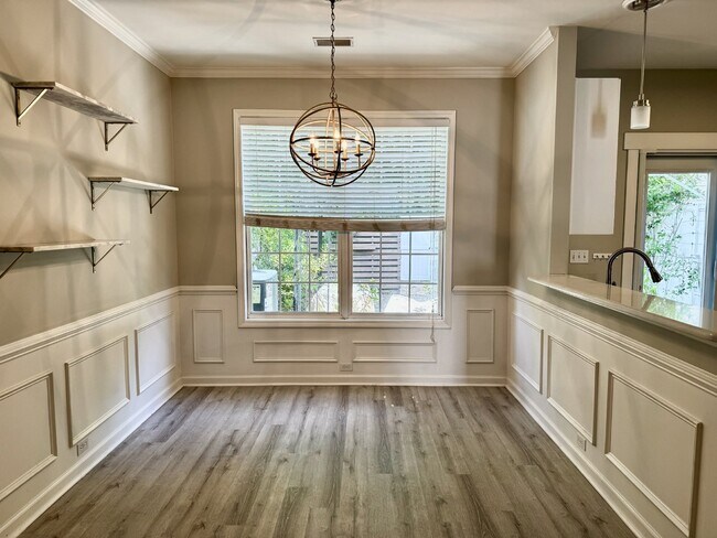 Foto del edificio - Spacious Townhome with a Private Courtyard in Westbury Park!