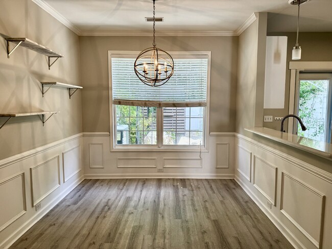 Building Photo - Striking Townhome in Westbury Park!
